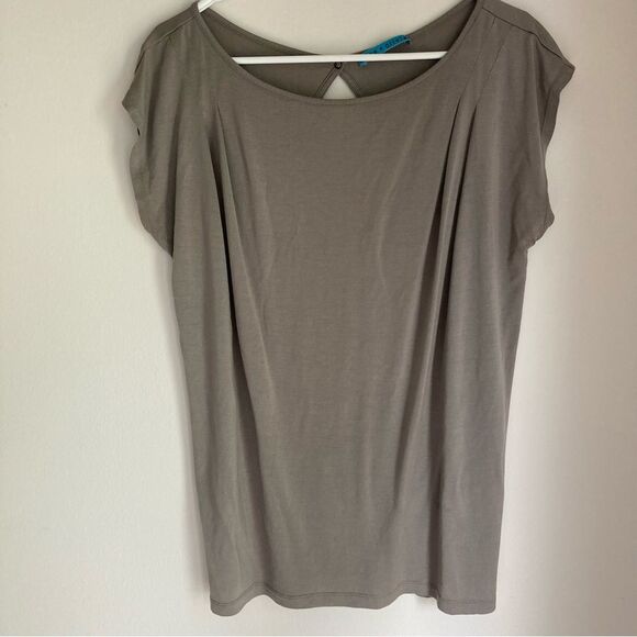 Alice + Olivia Women’s silk beige stone color keyhole back blouse size medium. - Picture 1 of 8